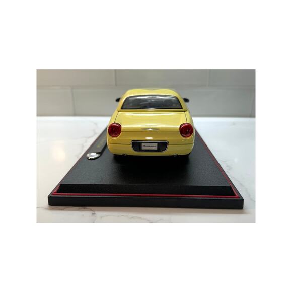 Maisto Yellow Thunderbird Show Car, Premiere Collection, 1:18 Scale - Picture 3 of 10